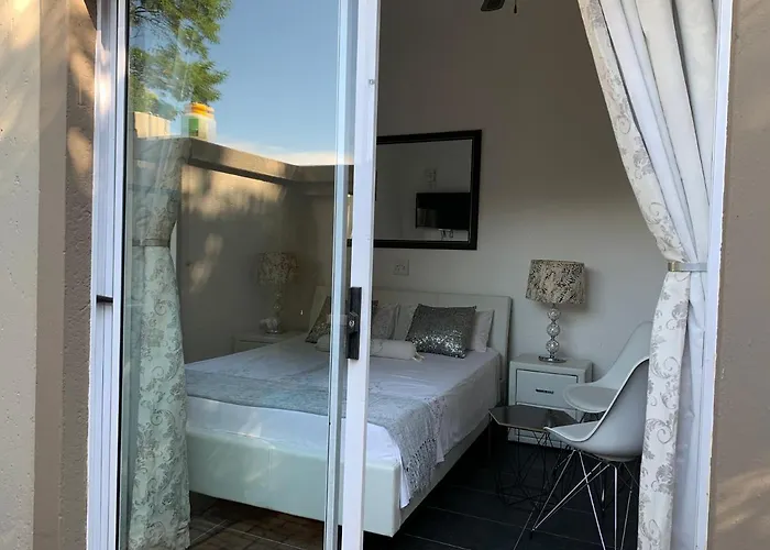 Lemon Tree Guest Cottage In Featherbrooke Estate