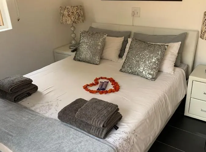 Lemon Tree Guest Cottage In Featherbrooke Estate